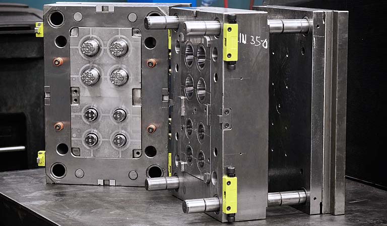 Large plastic injection mold expertise